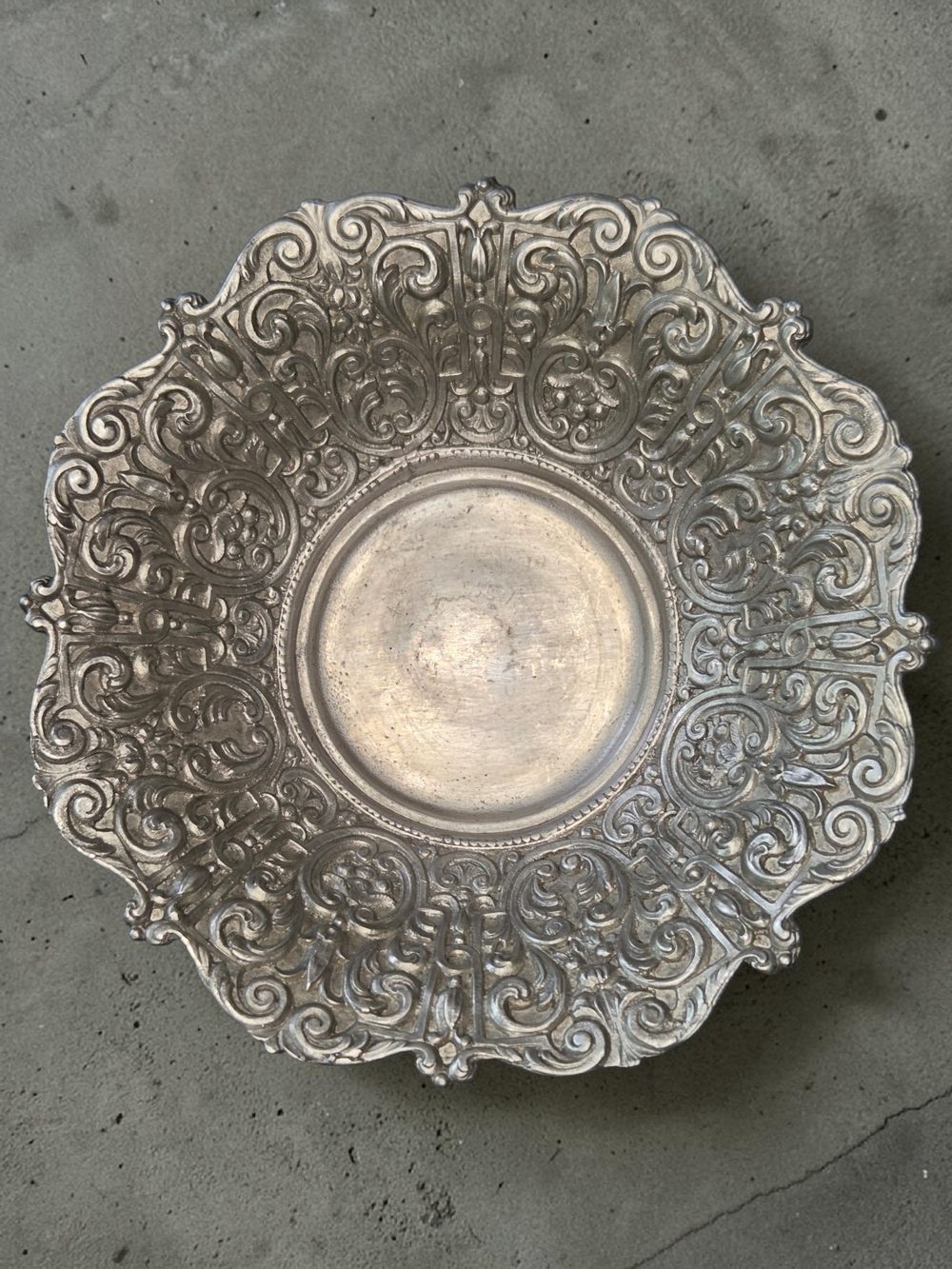 A Modern Pewter Trinket Dish, indicated by the hallmark "ZINN 95% ETAIN".